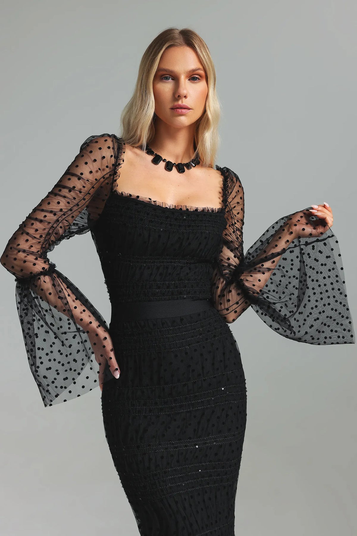 Vestido Longo Preto com Tule Translúcido, Decote Quadrado, Mangas Amplas e Cintura Marcada