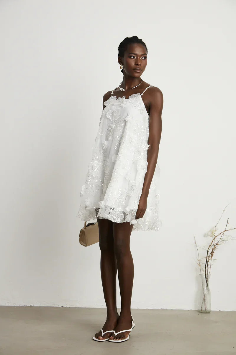 Vestido Bordado Floral, Cristais Manuais e Alças Delicadas