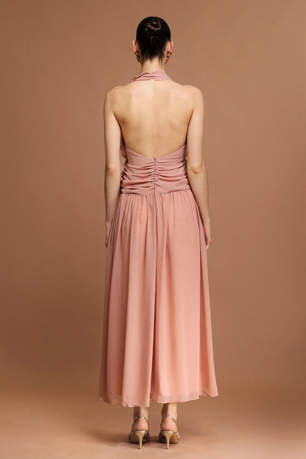 Vestido Longo Rosa com Decote V, Costas Abertas e Acabamento Floral