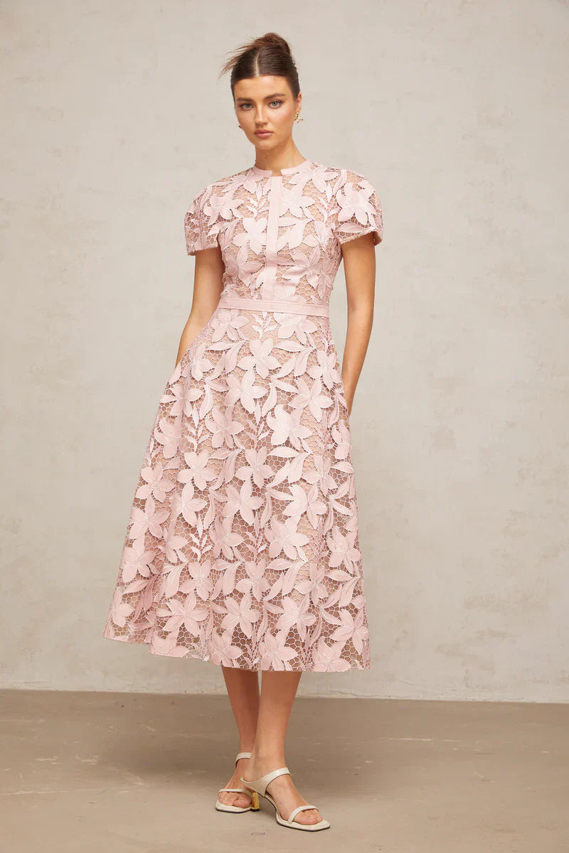 Vestido Rosa em Renda Floral