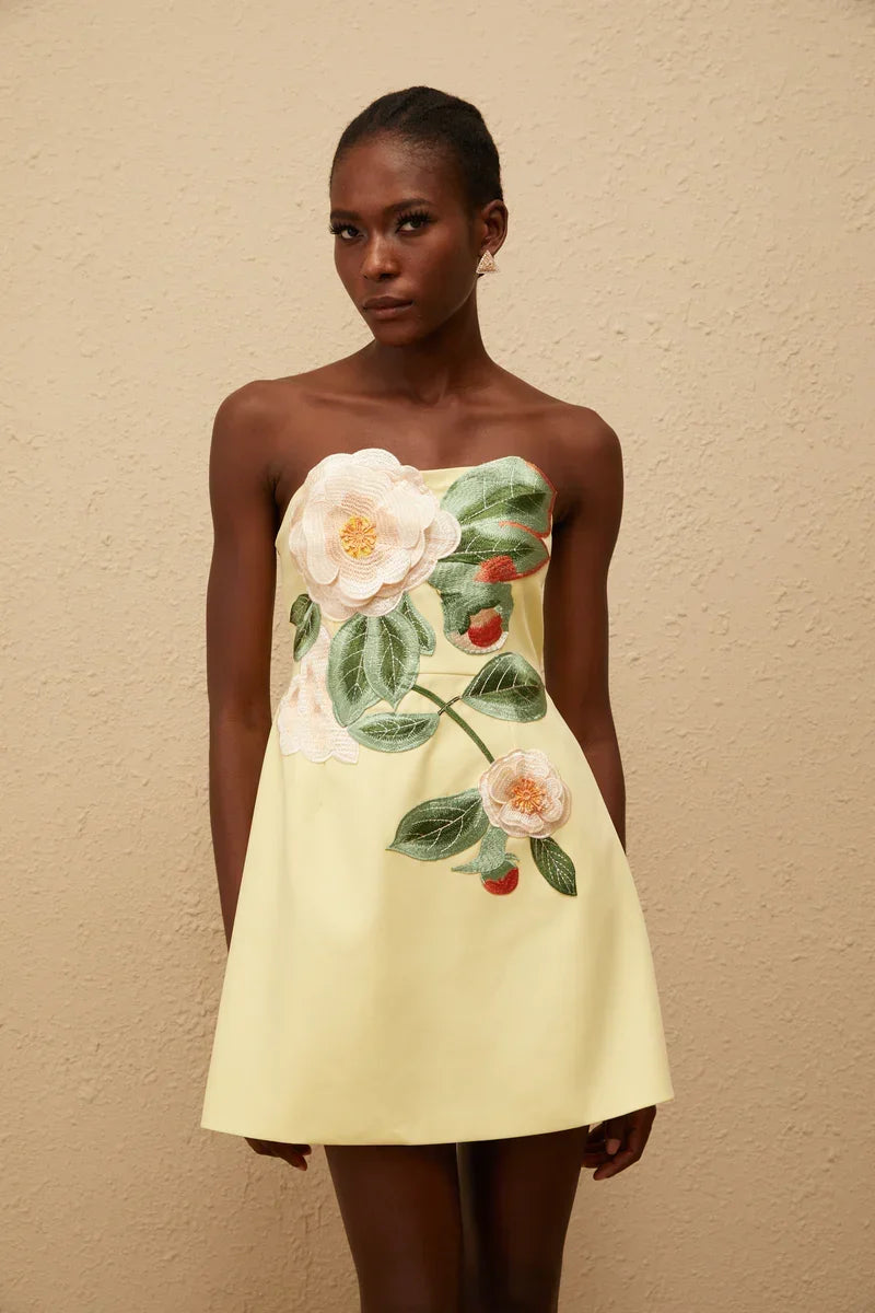 Vestido Floral com Cintura Marcada e Fluidez Natural