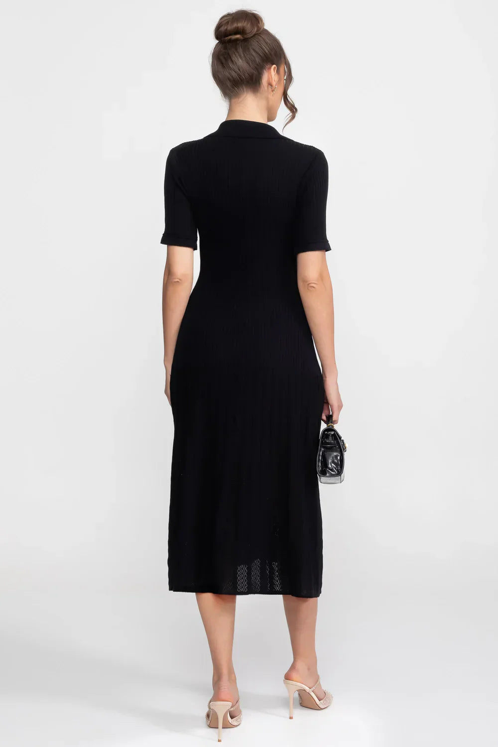 Vestido Midi em Tricô Canelado com Gola Boneca e Saia Plissada