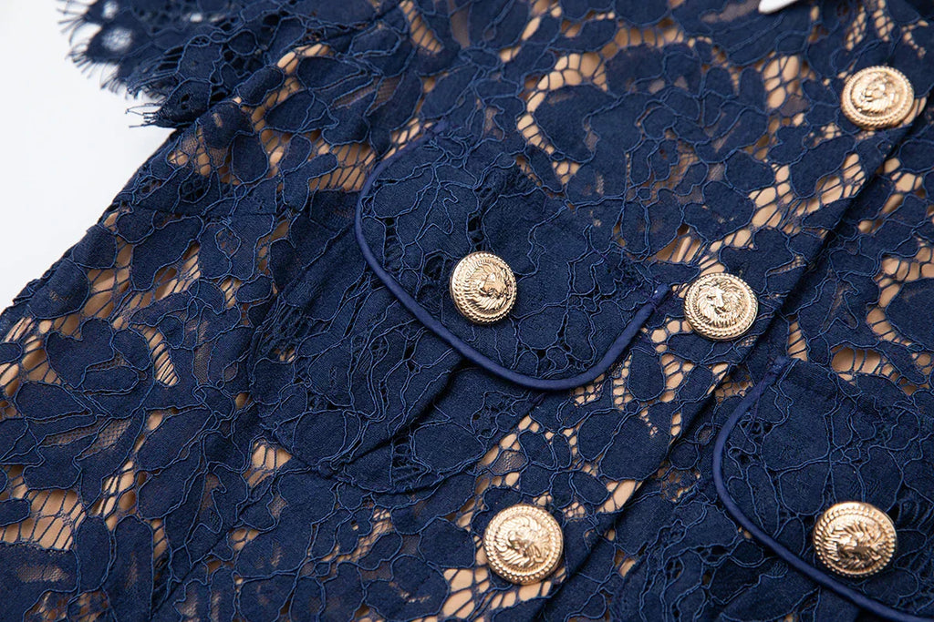 Vestido Renda Marinha com Botões Dourados