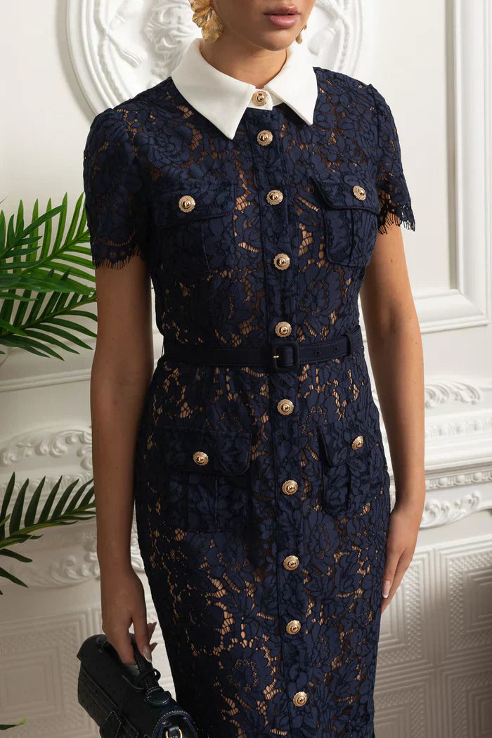 Vestido Renda Marinha com Botões Dourados