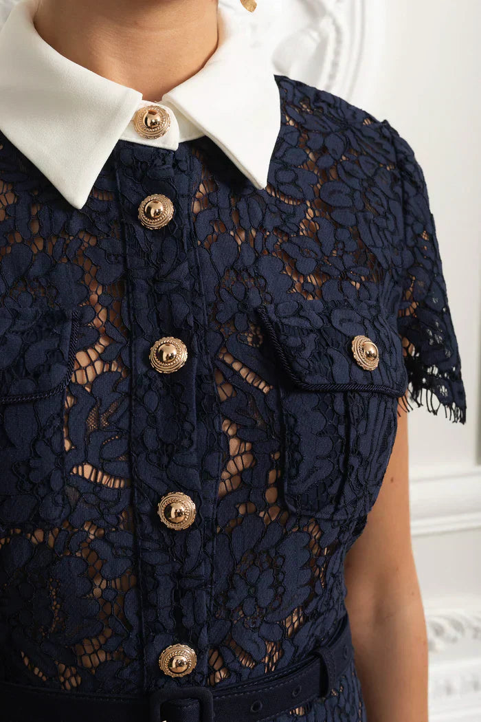 Vestido Renda Marinha com Botões Dourados