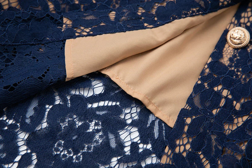 Vestido Renda Marinha com Botões Dourados