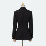 Blazer de Alfaiataria e Detalhe de Fivela Lateral - Modelagem Acinturada e Sofisticada