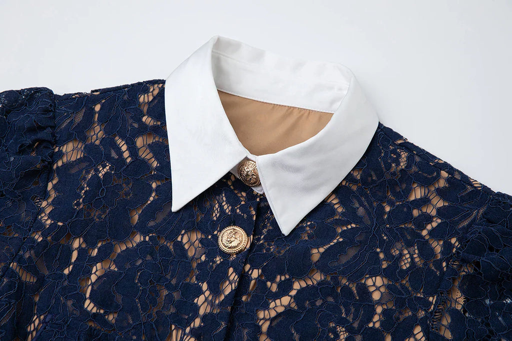 Vestido Renda Marinha com Botões Dourados