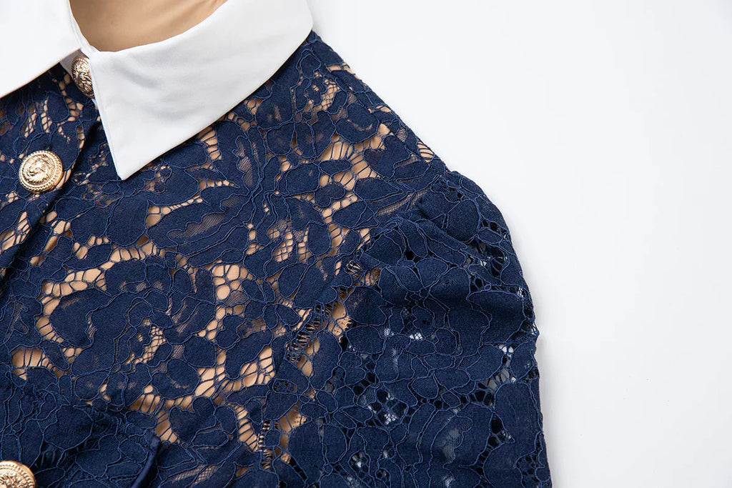 Vestido Renda Marinha com Botões Dourados